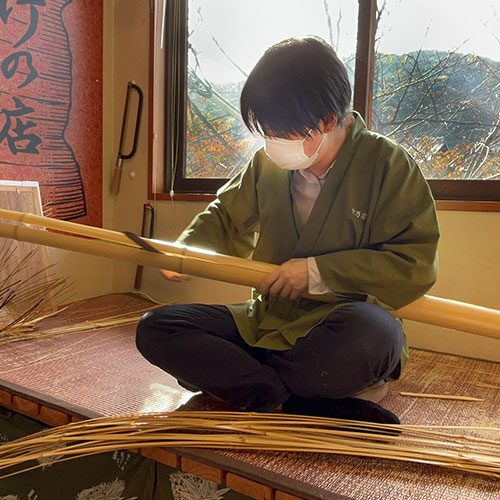 作業をする職人1