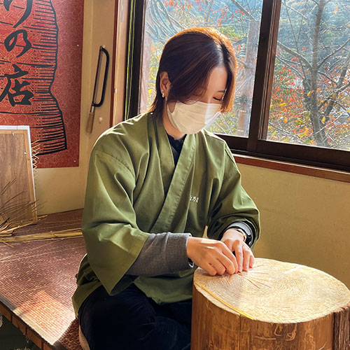 作業をする職人2